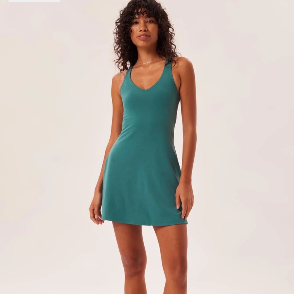 BNWT Girfriend Collective Lola v-neck Dress